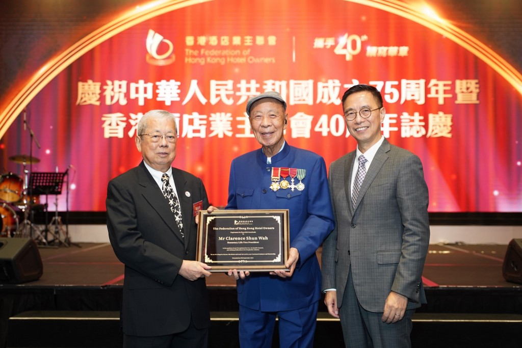 呂志和博士與楊潤雄局長頒發感謝狀予周國興先生 呂志和博士與楊潤雄局長頒發感謝狀予周國興先生