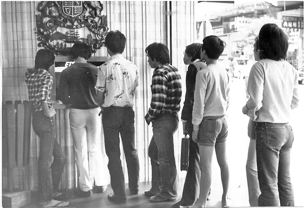 易通財自動櫃員機推出後吸引大量客戶使用,當時報章這樣形容:「香港好多嘢要排隊,有『咭』在手攞錢,都要輪住嚟。 易通財自動櫃員機推出後吸引大量客戶使用,當時報章這樣形容:「香港好多嘢要排隊,有『咭』在手攞錢,都要輪住嚟。