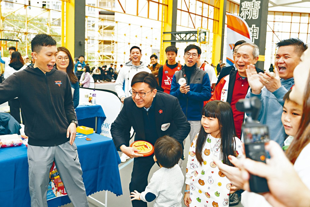 勞工及福利局局長孫玉菡（中）於《全民騰飛》活動中試玩躲避盤，騰訊公益慈善基金會行政總監李子樹（右一）及青年會總幹事劉俊泉（右二）在旁打氣。