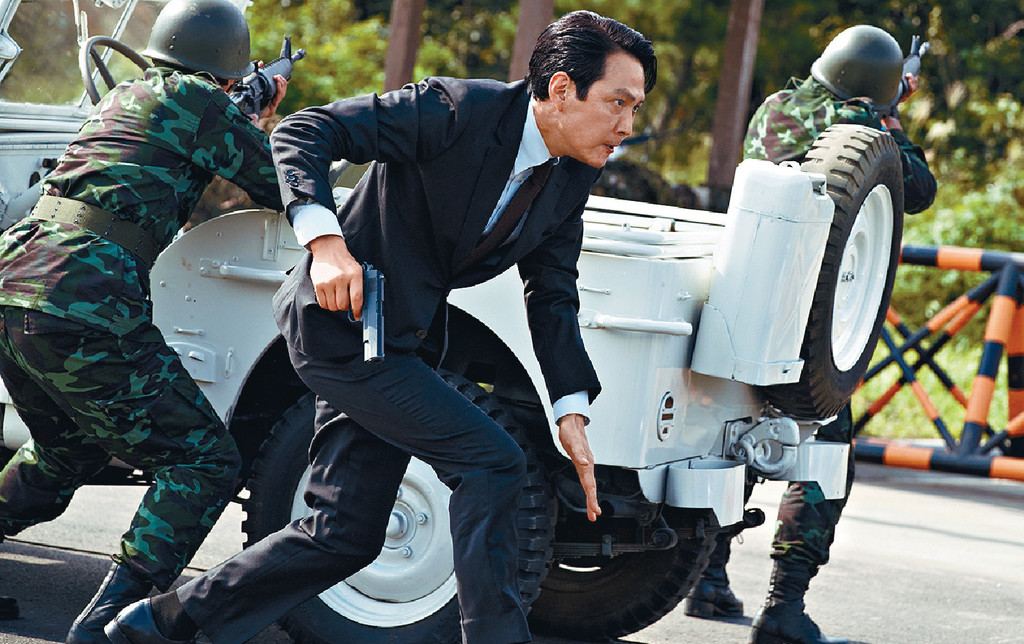 受人敬仰
■朴平浩加入情报局十三年，情报收集得快而准，受人敬仰。
