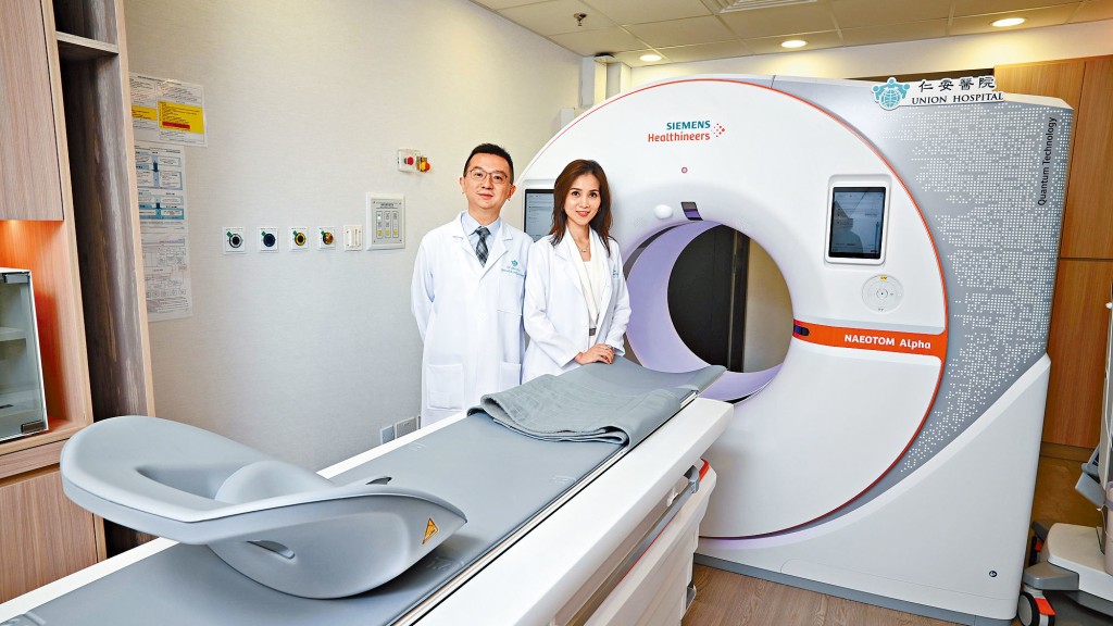 助理院長 蘇藹欣醫生（右），醫療造影部門主管 許炳權醫生（左）