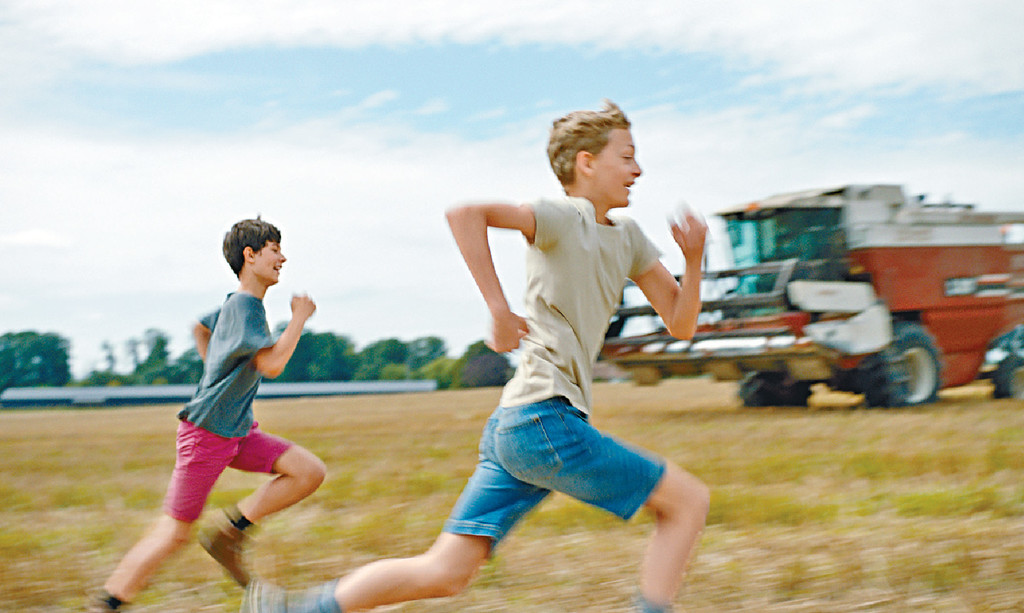 花田奔走
■开场及结尾都是小男生在花海中奔跑，不过开场是两个人，结尾是一个人。