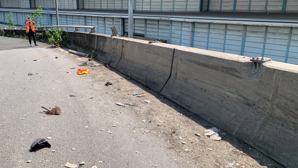 路面遺下大堆碎片。劉漢權攝