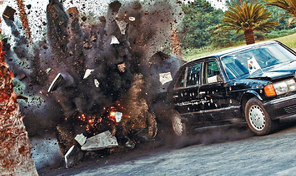 伏击总统
■全片有好多爆炸场面，包括泰国墓地伏击总统，由于budget所限，所有场景都在韩国拍摄。
