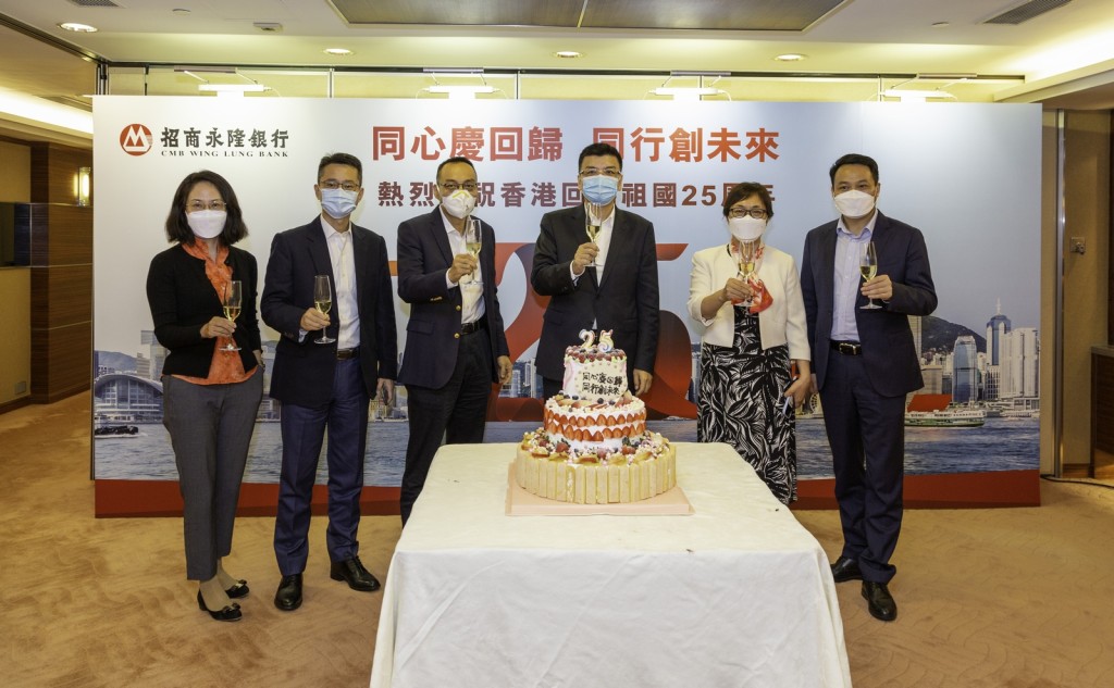 本行堅持國際化視野,紮根香港,自信自強,守正創新,踔厲奮發,勇毅前行,為香港的發展不遺餘力,為祖國的發展貢獻力量! 本行堅持國際化視野,紮根香港,自信自強,守正創新,踔厲奮發,勇毅前行,為香港的發展不遺餘力,為祖國的發展貢獻力量!