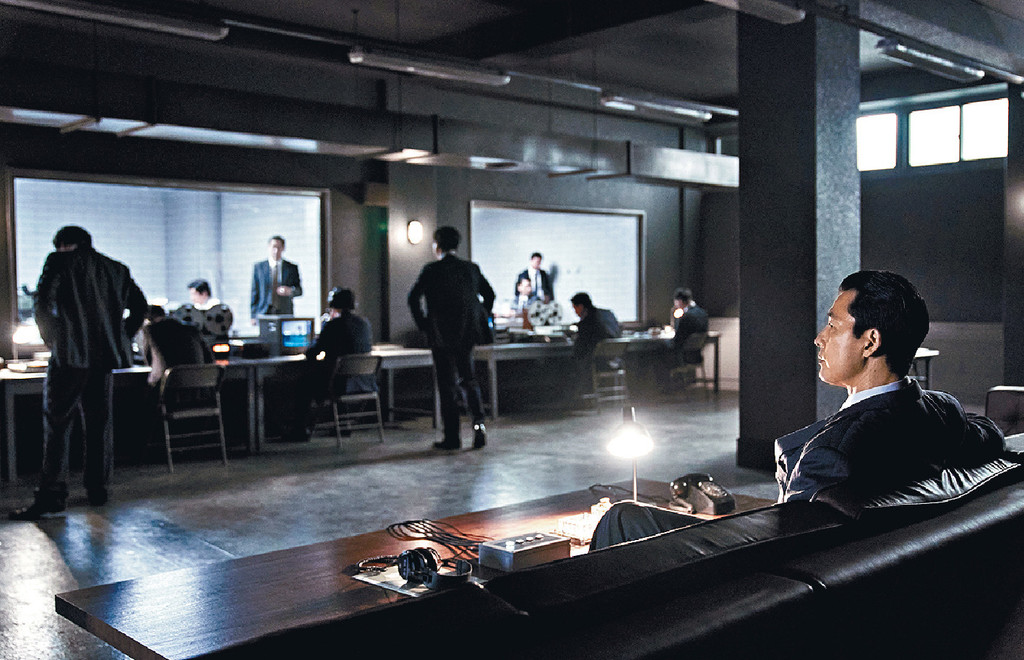 严刑拷打
■金正道觉得朴平浩就系间谍，严刑逼供对方下属。
