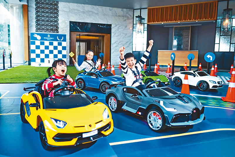 ●香港万丽海景酒店为小客人推出迷你电动车驰骋乐趣。
