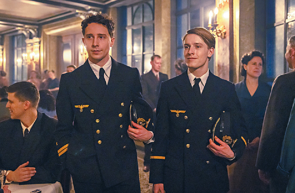 真唔识死■Cioma同老友Det齐扮纳粹海军，系咪靓仔先？