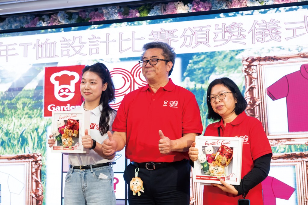 董事總經理歐陽泰能（中）為嘉頓 99 週年 T 裇設計比賽得獎者頒獎，一同穿著 T 裇作品慶祝嘉頓99 週年這個重要的里程碑。