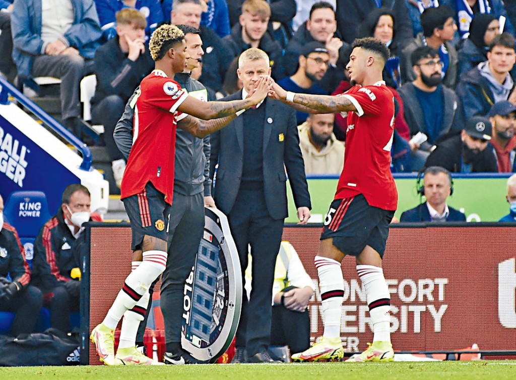 苏帅（中）未能改变普巴（左）及查顿辛祖的个人主义踢法。