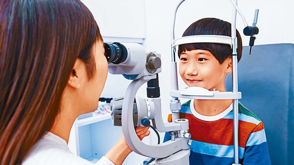 網上學習普及令學童近視加深情況日趨嚴重，每年應定期進行全面眼睛檢查, 如發現有近視就要及早控制。