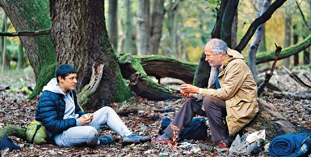 离家青年■中途遇到离家青年主动示好兼陪伴，但Harold见佢如见儿子唔多喜欢。