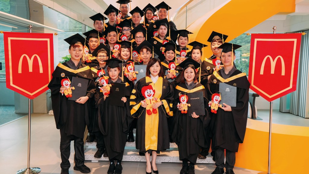 去年香港麥當勞開創業界先河，開辦《管理發展專業文憑（資歷架構第5級）》課程，短短兩年間已有接近250名餐廳總經理畢業。