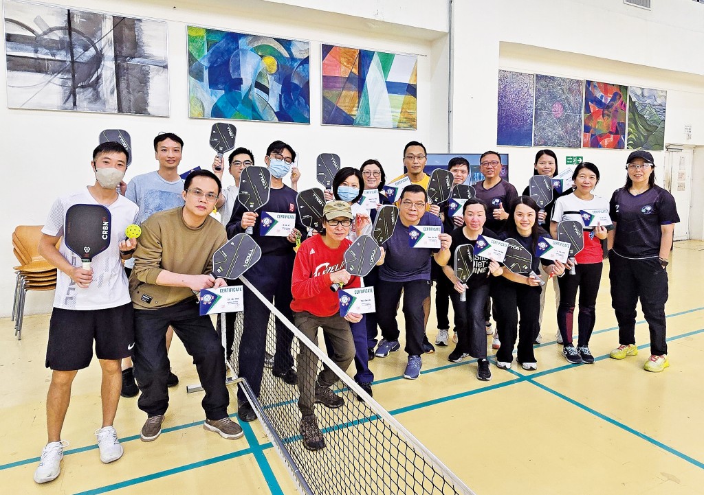 嘉頓邀請教練帶領員工體驗新興運動匹克球，鼓勵員工勤做運動，提升團隊凝聚力及加強員工身心健康。