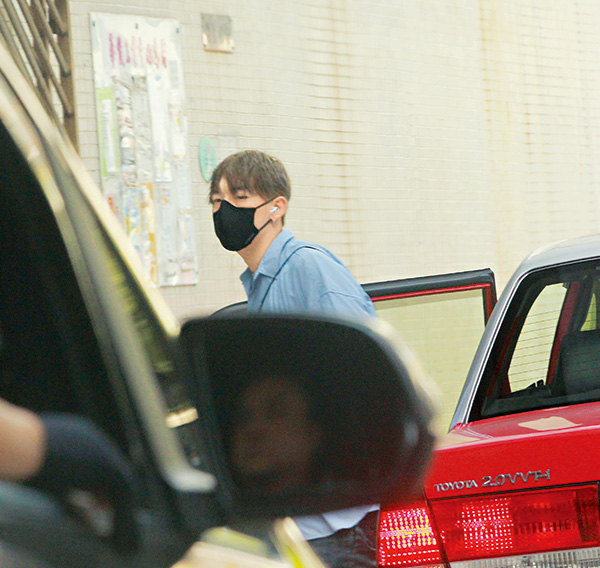 日前,《東周刊》便獨家拍到,MC外出工作時,披頭散髮、一臉倦容,既dry且殘,「男神」大走樣! 日前,《東周刊》便獨家拍到,MC外出工作時,披頭散髮、一臉倦容,既dry且殘,「男神」大走樣!