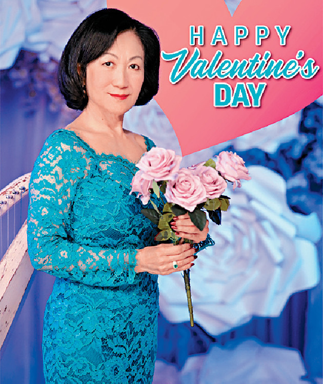 ■葉劉淑儀（Regina）身穿紅、綠碎花連身裙、手持鮮花祝願市民情人節快樂。
