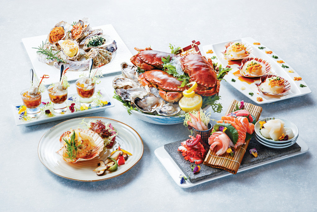 ■自助晚餐推介美馔包括：鲜蚝杯配百香果爆爆珠柚子醋、四色焗生蚝、花胶蟹子酱焗大虾、金蒜银丝蒸扇贝等，每位客人更可获赠「花胶芝士野菌焗苏格兰珍宝扇贝」一客。