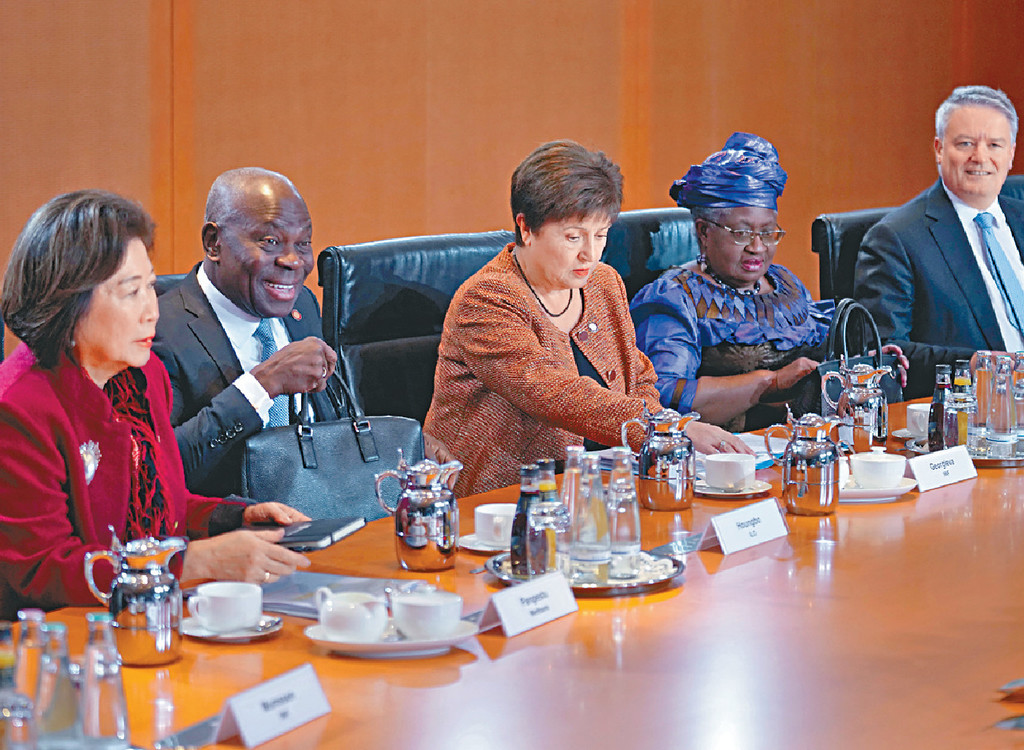 ■格奧爾基耶娃（中）指，拋棄全球化等同將有利於所有人的貿易共識中斷。
