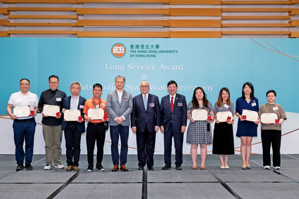 恒生大學定期舉辦長期服務獎頒獎典禮,表揚服務多年的同事。 恒生大學定期舉辦長期服務獎頒獎典禮,表揚服務多年的同事。