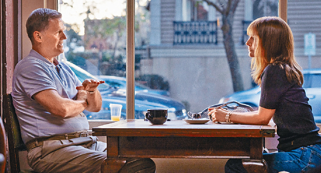 四围攞料■Elizabeth为更了解Gracie，约后者的前夫攞料。