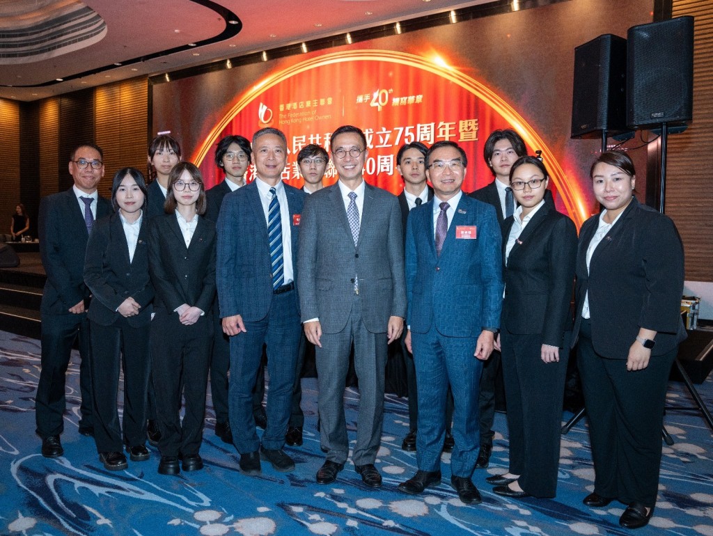 楊潤雄局長與港專學生合照 楊潤雄局長與港專學生合照