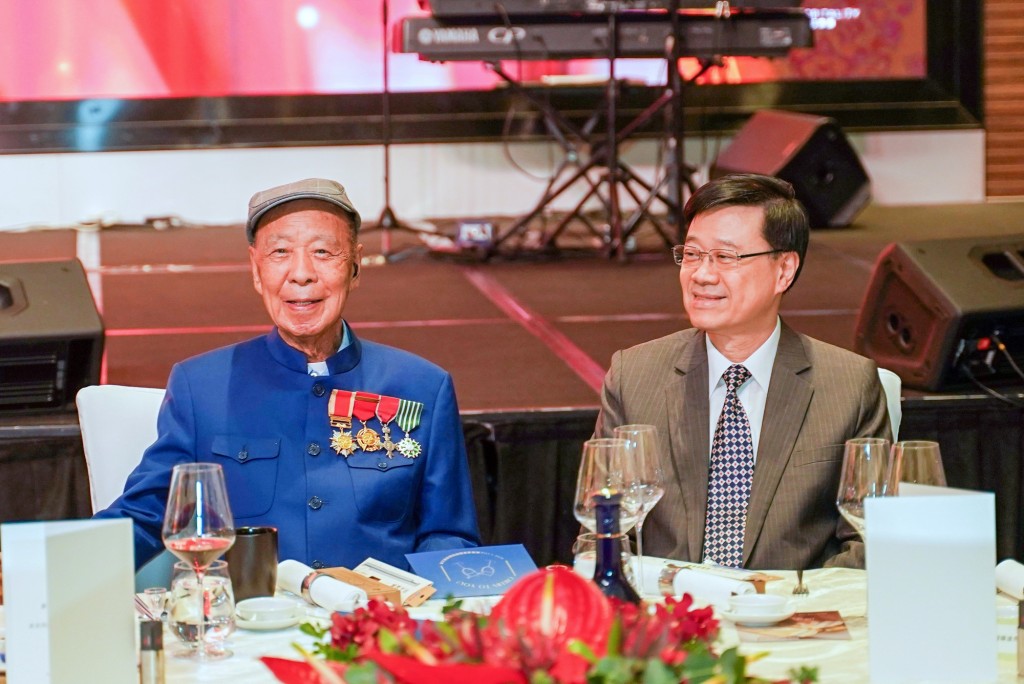 行政長官李家超先生與呂志和博士合照 行政長官李家超先生與呂志和博士合照