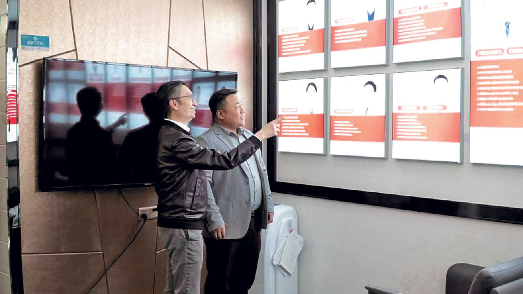 ■星島新聞集團副總經理（業務發展）劉孟輝（左）認為集團匯聚眾多人才，令顧客更具信心。