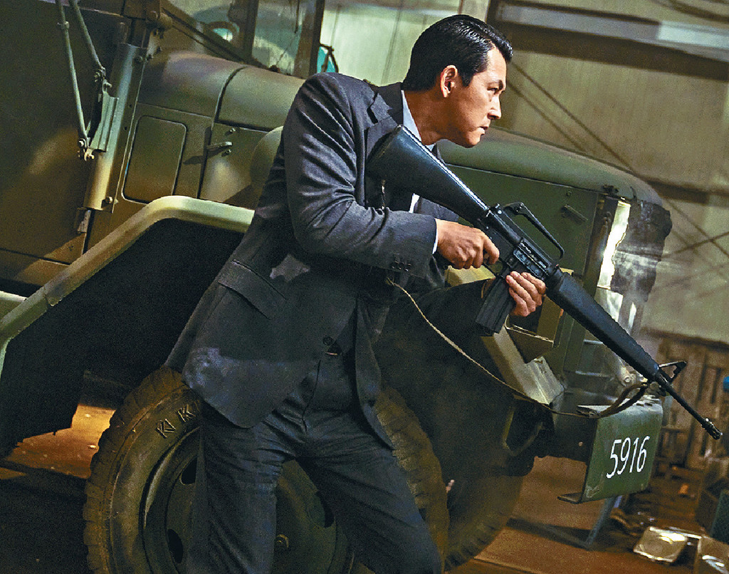 惊天任务
■揭发内奸的过程中，金正道识破了暗杀总统大阴谋，继而进行一个危险的任务。
