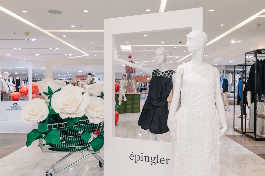 连卡佛开设的S e o u l F a s h i o n M a r k e t 期间限定 店，打头阵带来ép i n g l e r 、 Sundayfruitmarket、fafamoon等首尔新锐设计品牌。