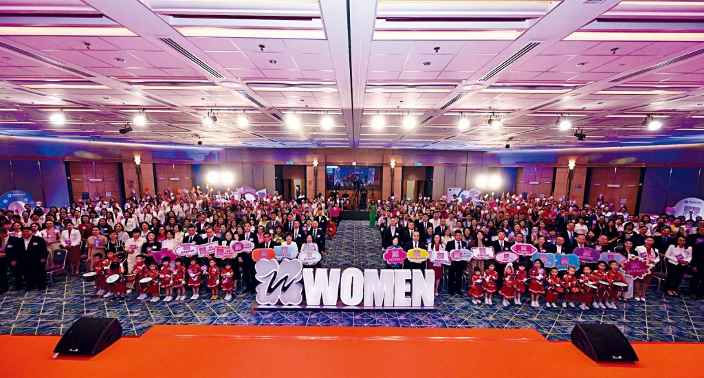 「香港島婦女聯會第七屆委員會就職典禮」 隆重舉行，賓主以及到場參與的婦女會員合影，展示婦女新力量。