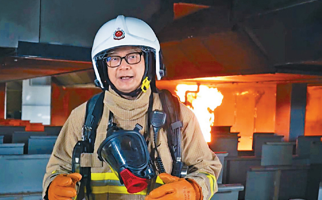 ■局长感叹着黄金战衣救火真系唔容易。
