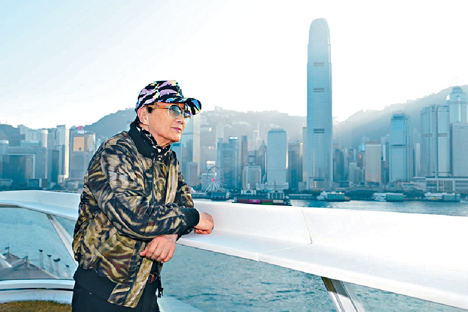 ■許冠傑昨天在維港前面留影。