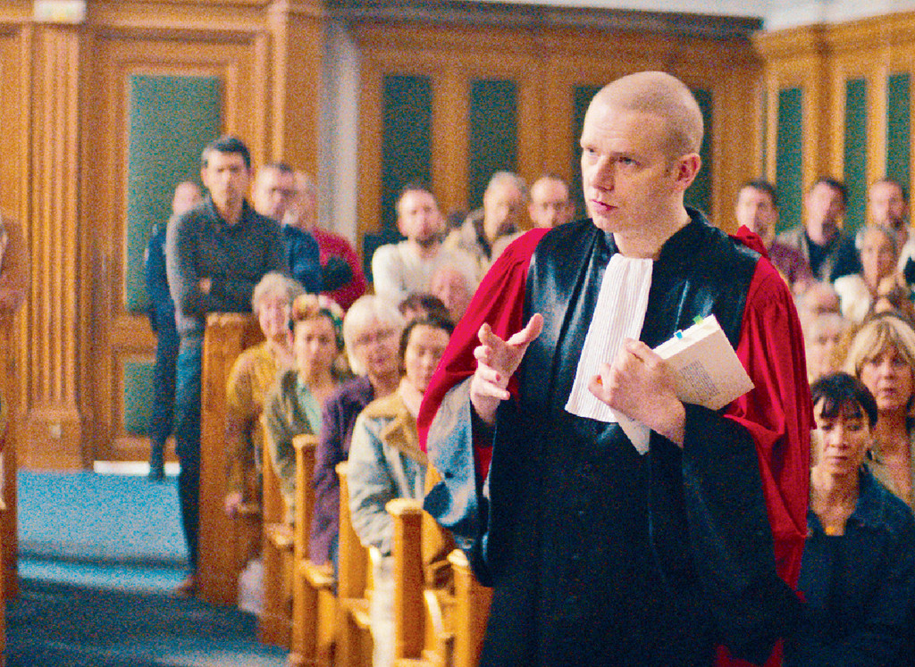 咄咄逼人■主控官将Sandra塑造成不可信的疑凶,又以对方的作品嚟攻击佢。 咄咄逼人■主控官将Sandra塑造成不可信的疑凶,又以对方的作品嚟攻击佢。