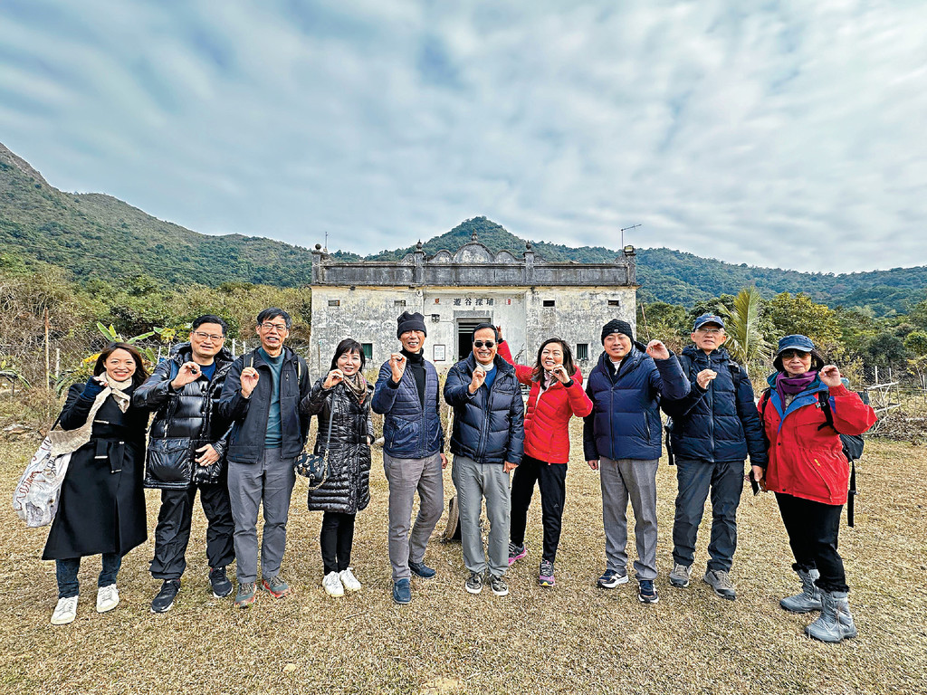 ■煤气公司常务董事黄维义（左六）率领多名公司高级管理人员，与无止桥慈善基金主席黄锦星（左五）一同到访沙头角。