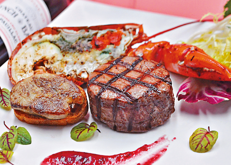 ●六国酒店会为客人送上龙虾、牛柳及鸭肝一份。