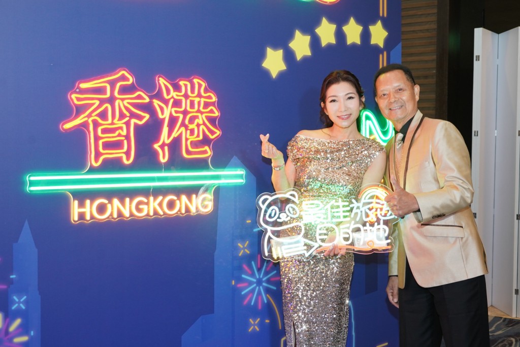 中年好聲音吳大強與大會司儀朱凱婷小姐合照 中年好聲音吳大強與大會司儀朱凱婷小姐合照