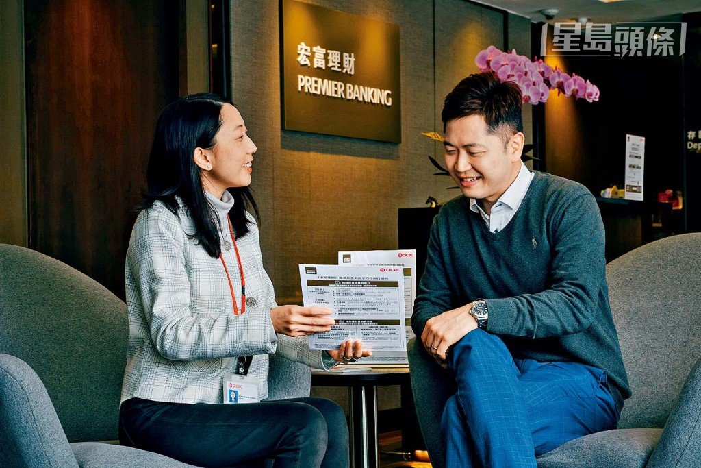 「源於新加坡、扎根香港」,是OCBC華僑銀行對香港客戶的承諾。OCBC華僑銀行乃新加坡當地成立時間最早的銀行,在1932年由三大華資銀行合併而成;時至今日,已是東南亞第二大的金融服務集團,也是世界上最高度評價的銀行之一,擁有穆迪Aa1級評級及惠譽和標準普爾AA-評級,故此多年來廣獲商業和個人客戶的信賴,提供最適切的金融服務,助個人和社區實現他們的理想。憑藉「集團一體」的實力,於東盟和大中華區持續穩健發展。 「源於新加坡、扎根香港」,是OCBC華僑銀行對香港客戶的承諾。OCBC華僑銀行乃新加坡當地成立時間最早的銀行,在1932年由三大華資銀行合併而成;時至今日,已是東南亞第二大的金融服務集團,也是世界上最高度評價的銀行之一,擁有穆迪Aa1級評級及惠譽和標準普爾AA-評級,故此多年來廣獲商業和個人客戶的信賴,提供最適切的金融服務,助個人和社區實現他們的理想。憑藉「集團一體」的實力,於東盟和大中華區持續穩健發展。